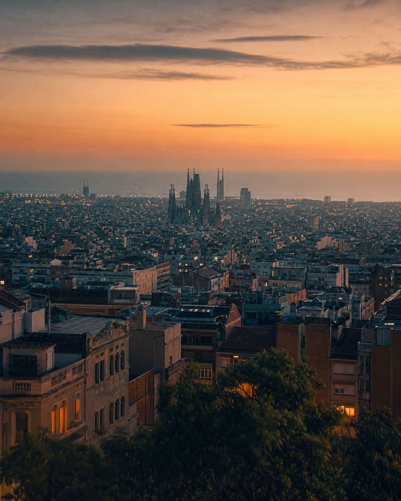 Barcelona in der Abendstimmung, Blick über die Dächer zur Sagrada Família
